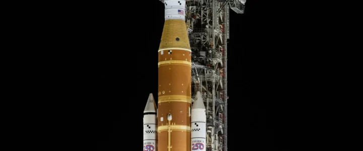 Cuatro personas que viajaron en una nave espacial llegaron al punto más lejano hasta ahora